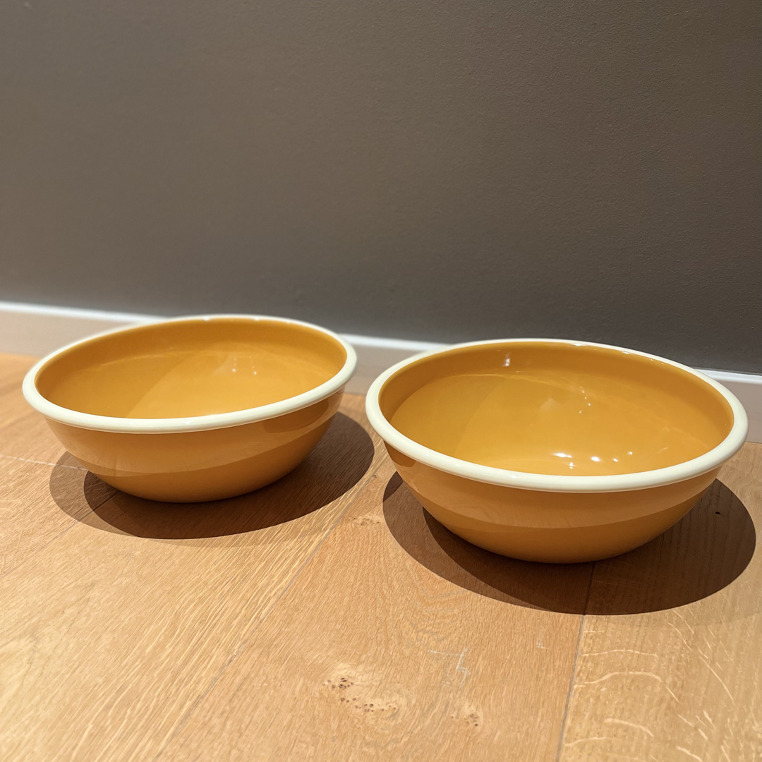 Lills Futternäpfe Emaille Amber auf Holzboden