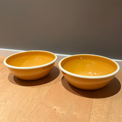 Lills Futternäpfe Emaille Amber auf Holzboden